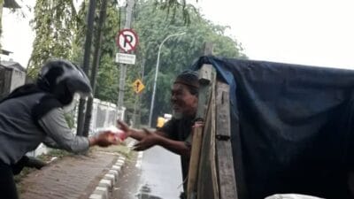 Komunitas pendaki Tangerang melakukan aksi tanggap lapar dengan membagikan ratusan paket makanan bagi masyarakat yang terdampak pandemi