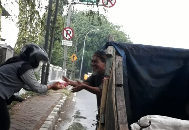 Komunitas pendaki Tangerang melakukan aksi tanggap lapar dengan membagikan ratusan paket makanan bagi masyarakat yang terdampak pandemi