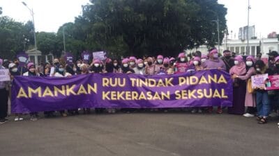 Aktivis Hak Asasi Manusia serta lintas isu lainnya kembali menggelar Aksi Kamisan ke-706 di depan Istana Negara, Jalan Merdeka Utara, Jakarta