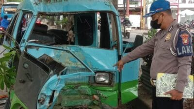 Lima orang terluka dalam kecelakaan antara truk dengan angkutan kota (angkot) di Jalan Marsekal Suryadarma, Neglasari, Kota Tangerang