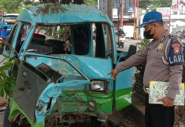 Lima orang terluka dalam kecelakaan antara truk dengan angkutan kota (angkot) di Jalan Marsekal Suryadarma, Neglasari, Kota Tangerang