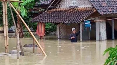 Puluhan rumah di Kampung Warung RT 03, RW 02, Desa Mekarsari, Kecamatan Panimbang, Kabupaten Pandeglang terendam banjir