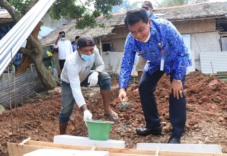 Korps Pegawai Republik Indonesia (Korpri) Kabupaten Tangerang membedah rumah warga miskin di Kecamatan Tigaraksa, Kabupaten Tangerang.