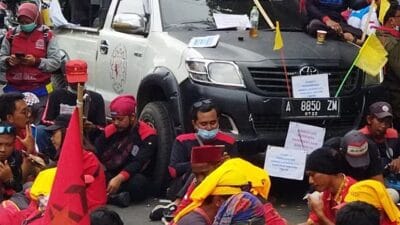 Ratusan Buruh di Kota Tangerang dari berbagai aliansi menggelar demonstrasi menuntut kenaikan upah minimum kabupaten/kota (UMK) tahun 2022.