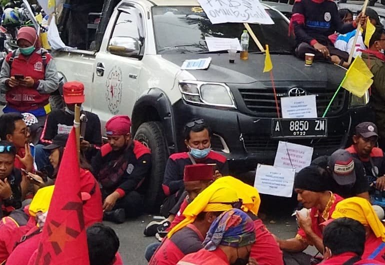 Ratusan Buruh di Kota Tangerang dari berbagai aliansi menggelar demonstrasi menuntut kenaikan upah minimum kabupaten/kota (UMK) tahun 2022.