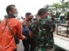 Kapolres Kota Tangerang Komisaris Besar Wahyu Sri Bintoro dan Komandan Kodim (Dandim) 0510 Tigaraksa Letnan Kolonel Inf Bangun Siregar turun tangan langsung membantu korban kecelakaan lalu lintas, Senin, 15 November 2021.
