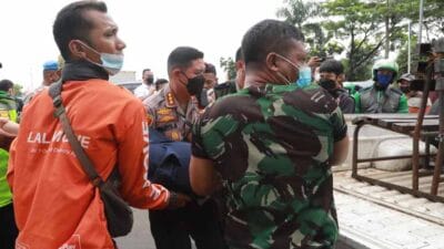 Kapolres Kota Tangerang Komisaris Besar Wahyu Sri Bintoro dan Komandan Kodim (Dandim) 0510 Tigaraksa Letnan Kolonel Inf Bangun Siregar turun tangan langsung membantu korban kecelakaan lalu lintas, Senin, 15 November 2021.