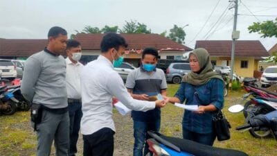 Parsini, warga perumahan Cisoka Indah Regensi, Cisoka, Kabupaten Tangerang tak kuasa membendung air mata ketika mengambil sepeda motornya