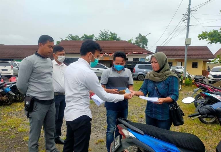 Parsini, warga perumahan Cisoka Indah Regensi, Cisoka, Kabupaten Tangerang tak kuasa membendung air mata ketika mengambil sepeda motornya