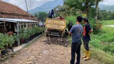 Gagal terpilih menjadi kepala desa (Kades) pada Pilkades serentak tahun 2021 ini, tidak membuat Ade Faruq (43) melupakan janjinya.