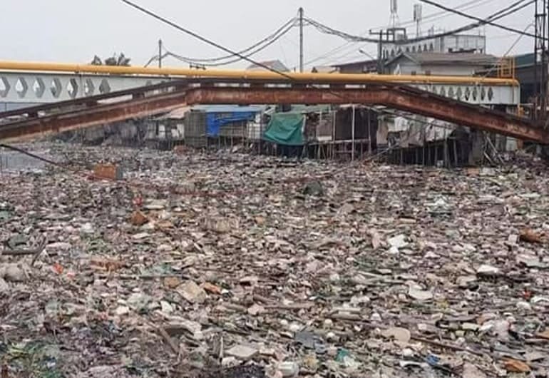 Dinas Lingkungan Hidup dan Kebersihan (DLHK) Kabupaten Tangerang telah mengakut 70 ton sampah dari kali Prancis, Dadap, Kosambi.