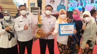 Kelurahan Karangsari, Neglasari, Kota Tangerang juara satu lomba Peningkatan Peranan Wanita menuju Keluarga Sehat dan Sejahtera (P2WKSS)