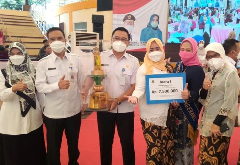 Kelurahan Karangsari, Neglasari, Kota Tangerang juara satu lomba Peningkatan Peranan Wanita menuju Keluarga Sehat dan Sejahtera (P2WKSS)