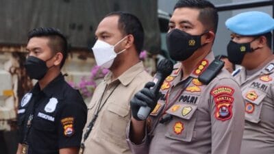 Pasangan suami istri berinisial TS, 37 tahun dan istrinya M, 34 tahun ditangkap Satreskrim Polresta Tangerang karena menjual kasur merek Inoac palsu.