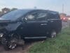 Sebuah mini bus mengalami kecelakaan tunggal di tol Tangerang-Merak KM 53.500 B arah Jakarta pada Senin 24 Januari 2022.