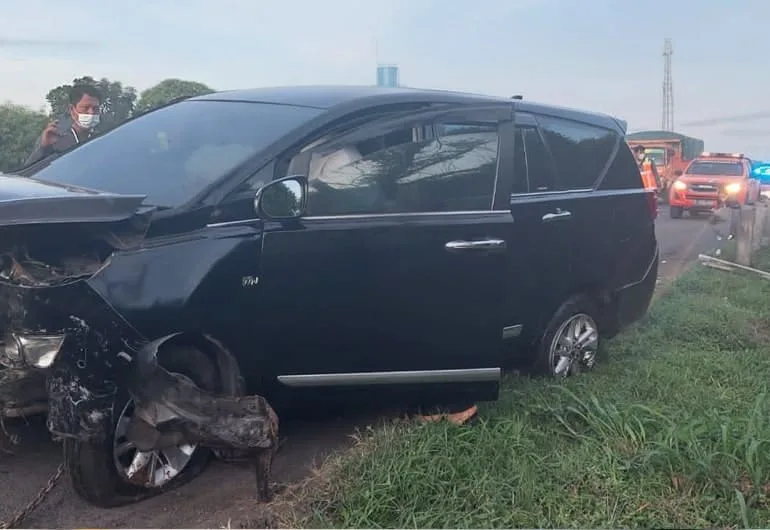 Sebuah mini bus mengalami kecelakaan tunggal di tol Tangerang-Merak KM 53.500 B arah Jakarta pada Senin 24 Januari 2022.