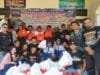 Komunitas RX king yang tergabung dalam Sedulur Kingers Pandeglang (SKP) membagikan sembako bagi korban gempa di Kecamatan Sumur dan Cikeusik, Sabtu 29 Januari 2022.