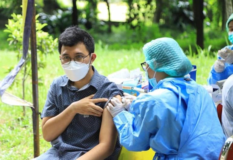 Puskesmas Poris Plawad menggelar vaksinasi dosis tiga atau booster dengan suasana hutan kota.