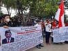 Ratusan warga Pondok Jaya, Kecamatan Pondok Aren, Kota Tangerang Selatan memblokade akses jalan lingkar Bintaro Jaya Xchange, Kamis 27 Januari 2022.