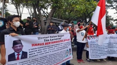 Ratusan warga Pondok Jaya, Kecamatan Pondok Aren, Kota Tangerang Selatan memblokade akses jalan lingkar Bintaro Jaya Xchange, Kamis 27 Januari 2022.