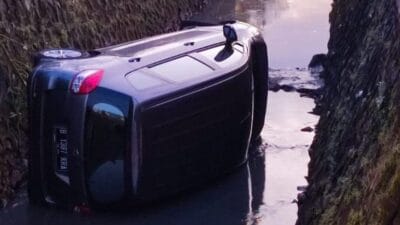 Suzuki Ertiga nomor polisi B 1387 KRA terjun ke parit di kawasan Gading Serpong, Jalan kelapa Lilin Utara, Kecamatan Kelapa Dua, Tangerang
