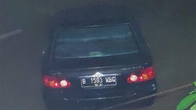 Sebuah mobil sedan Vios nomor polisi B 1593 WBG terjun ke sungai di Jalan Cireundeu Permai, Gang Lembah 1 RT 02/12, Cirendeu, Ciputat Timur, Tangerang Selatan.