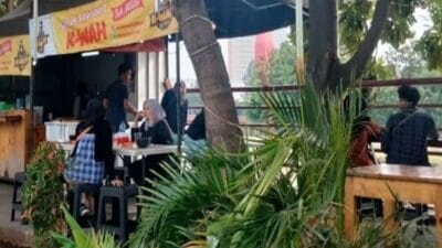 Seblak menjadi makanan andalan untuk sekedar mengisi perut atau cemilan berkuah. Walau bukan makanan khas Tangerang, makanan ini sudah sangat familiar di kalangan masyarakat Tangerang.