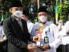 Wakil Bupati Tangerang Mad Romli memberikan penghargaan kepada pegawai Kantor Kementerian Agama (Kemenag) Kabupaten Tangerang