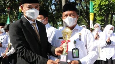 Wakil Bupati Tangerang Mad Romli memberikan penghargaan kepada pegawai Kantor Kementerian Agama (Kemenag) Kabupaten Tangerang