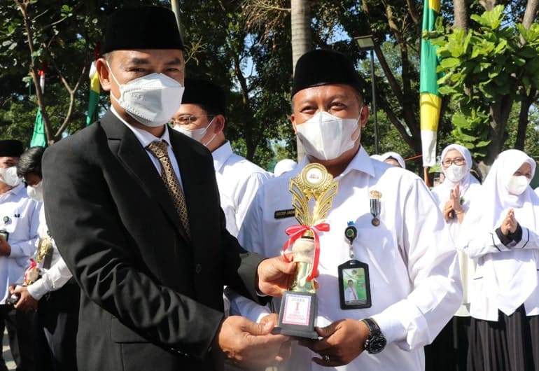 Wakil Bupati Tangerang Mad Romli memberikan penghargaan kepada pegawai Kantor Kementerian Agama (Kemenag) Kabupaten Tangerang