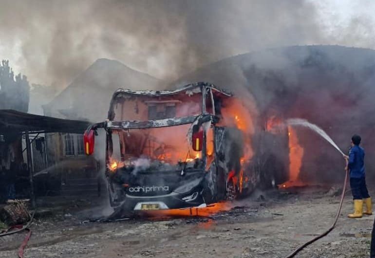 Sebuah bus tanpa penumpang ludes terbakar di Desa Jeungjing, Kecamatan Cisoka, Kabupaten Tangerang, Senin pagi ini, 28 Februari 2022.