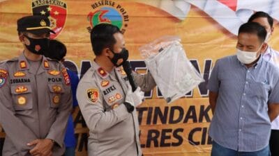 Dua bajing loncat ditangkap personel Polsek Ciwandan Polres Cilegon. Kedua tersangka pria berinisial MHT, 32 tahun, dan HMD, 16 tahun.