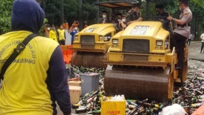 Pemerintah Kota Tangerang memusnahkan sebanyak 4.837 botol minuman keras di halaman Pusat Pemerintahan Kota Tangerang hari ini, Senin 28 Februari 2022.