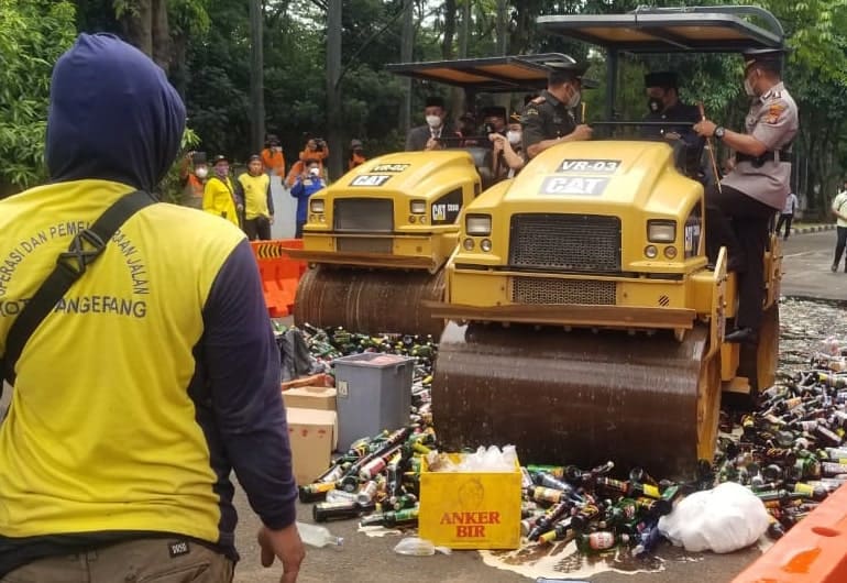 Ribuan Botol Miras Dimusnahkan Saat HUT Kota Tangerang Ke-29