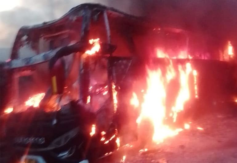 Sebuah bus tanpa penumpang ludes terbakar di Desa Jeungjing, Kecamatan Cisoka, Kabupaten Tangerang, Senin pagi ini, 28 Februari 2022.