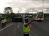 Sebuah mikrolet terbalik di Tol Tangerang-Merak KM 52.000 A arah Merak pada Selasa 15 Februari 2022 sekira pukul 17.00 WIB.