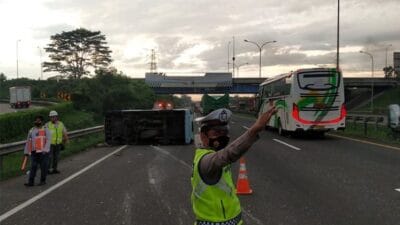 Sebuah mikrolet terbalik di Tol Tangerang-Merak KM 52.000 A arah Merak pada Selasa 15 Februari 2022 sekira pukul 17.00 WIB.