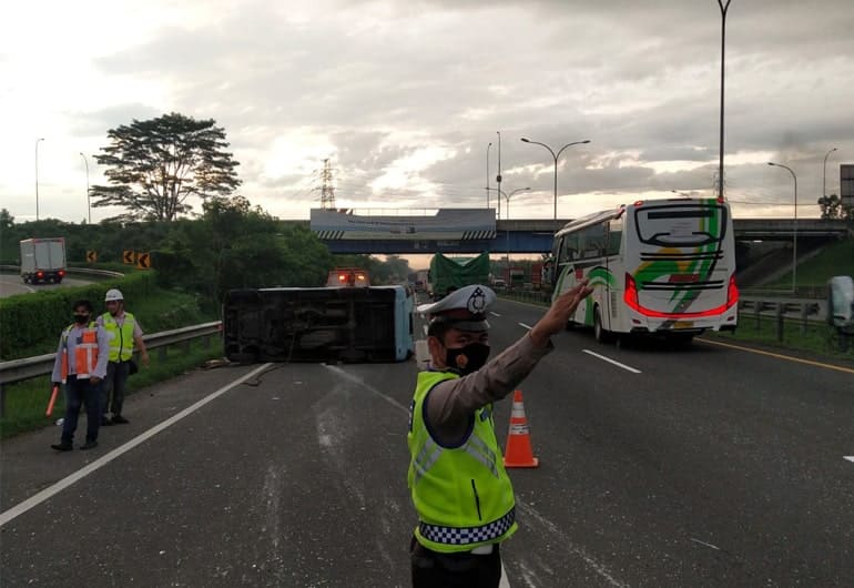 Mikrolet Terbalik di Tol Tangerang-Merak, 2 Orang Luka Berat