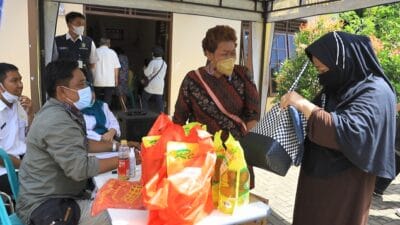 Dinas Perindustrian Perdagangan, Koperasi dan UKM Kota Tangerang bekerjasama dengan Bulog, menggelar bazar sembako di tingkat kecamatan. "Ini akan dilakukan secara berkala," kata Kepala Disperindagkop UKM, Suli Rosadi, Kamis 17 Maret 2022.