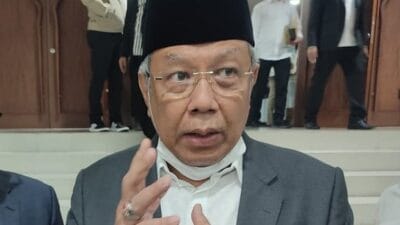 Wali Kota Tangerang Selatan (Tangsel) Benyamin Davnie memerintahkan Dinas Lingkungan Hidup (DLH) mengantisipasi adanya pohon tumbang akibat cuaca ekstrem yang melanda wilayah tersebut akhir-akhir ini.