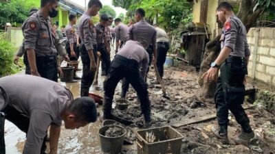 Banjir di wilayah Kota Serang, Banten mulai surut. Polda Banten menerjunkan personel Brimob untuk membantu warga, Rabu 2 Maret 2022.