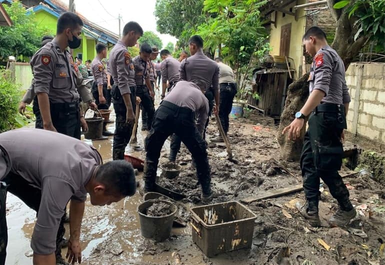 Banjir di wilayah Kota Serang, Banten mulai surut. Polda Banten menerjunkan personel Brimob untuk membantu warga, Rabu 2 Maret 2022.