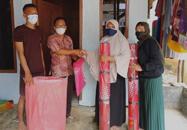 Dinas Sosial (Dinsos) Kabupaten Pandeglang memberikan bantuan dan akan memperbaiki rumah milik Amnah (54), seorang janda warga Kampung Lebak Pala RT 02 RW 05, Desa Cigandeng, Kecamatan Menes yang nyaris ambruk.