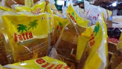 Pemerintah  Kabupaten Tangerang mendistribusikan 22.620 liter minyak goreng bersubsidi kepada masyarakat di Kabupaten Tangerang disaat Harga Eceran Tertinggi (HET) minyak goreng tidak lagi berlaku.