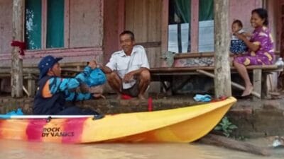 Relawan AMI bergerak cepat membagikan paket sembako kepada korban banjir di Kampung Simpang, Desa Kubangkampil Kecamatan Sukaresmi dan Kampung Karoeng, Desa Margagiri, Kecamatan Pagelaran