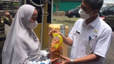 Sejumlah pedagang di Kota Tangerang mendapatkan minyak goreng gratis dari Satuan Polisi Pamong Praja (Satpol PP) Kota Tangerang, Rabu 2 Maret