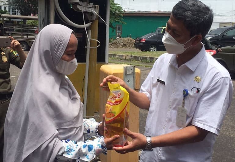 Sejumlah pedagang di Kota Tangerang mendapatkan minyak goreng gratis dari Satuan Polisi Pamong Praja (Satpol PP) Kota Tangerang, Rabu 2 Maret