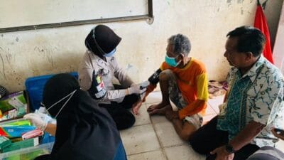 Warga korban banjir di Kampung Calingcing, Desa Citeureup, Kecamatan Panimbang mulai terserang demam dan batuk. Polres Pandeglang pun menerjunkan tim Sidokkes untuk memeriksa kondisi kesehatan warga, Rabu 2 Maret 2022.