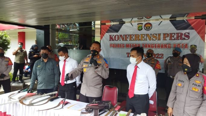 Polres Metro Tangerang Kota menangkap tiga pelaku tawuran yang menewaskan satu pelajar di Teluknaga, Kabupaten Tangerang.