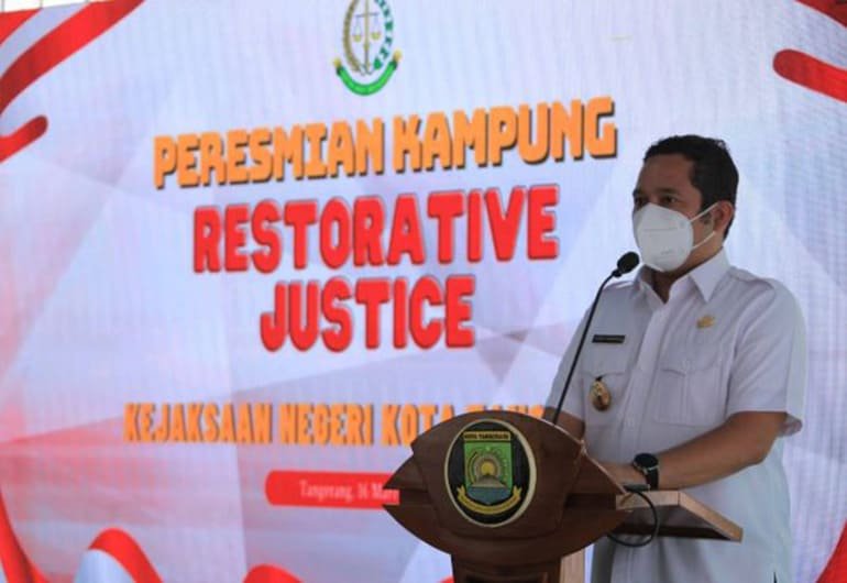 Wali Kota Tangerang  Arief R. Wismansyah melakukan penandatanganan prasasti dalam acara peresmian Kampung Restorative Justice atau Kampung Keadilan Restoratif Kota Tangerang.